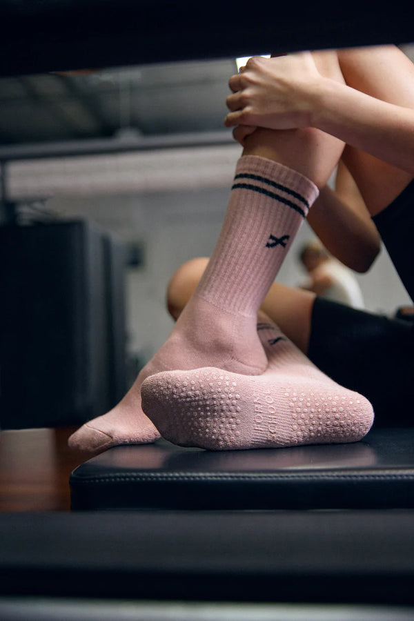 Pilates Grip Crew Sock In Dusty Pink