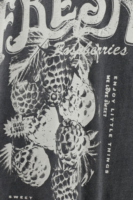 Black and white label with raspberries and text on a dark background