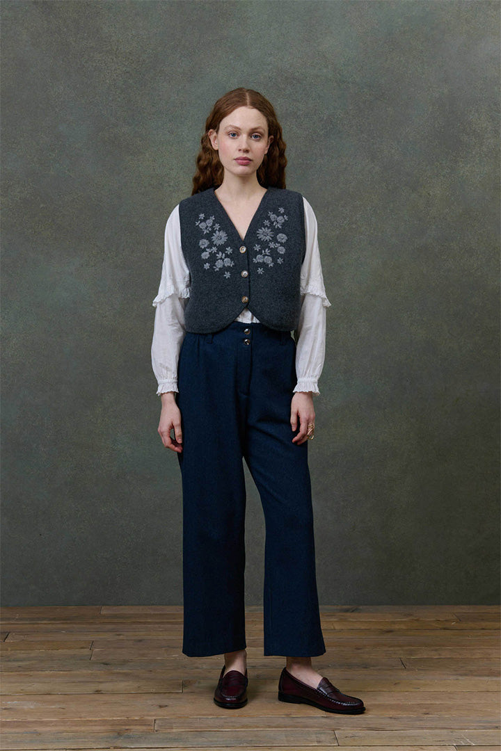 Embroidered Sleeveless Knit Vest