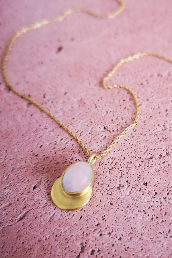 Oval Gemstone Pendant Necklace in Rose Quartz